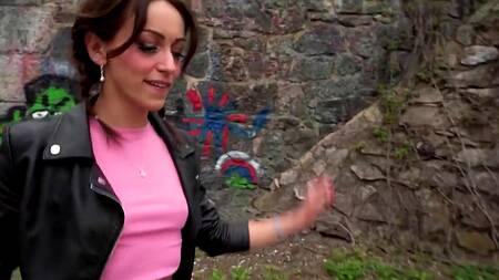 Повел худую незнакомку под мост и там её поимел за деньги