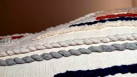 Спит в одной кровати вместе с рыжей подругой и наслаждается минетом