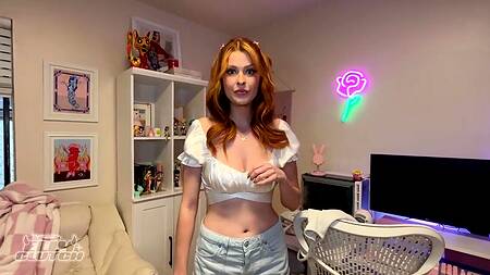 Рыженькая сестра учится сосать член брата, чтобы удивить парня