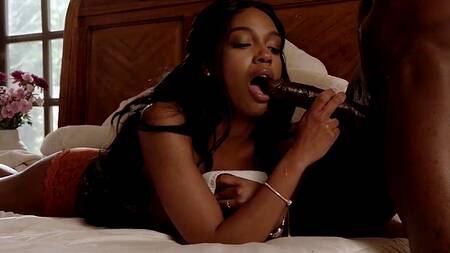 Влюбленная чернокожая пара занимается чувственным сексом