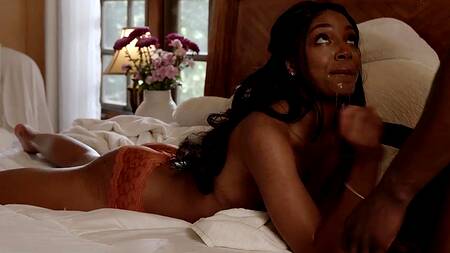 Влюбленная чернокожая пара занимается чувственным сексом