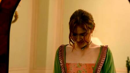 Рыжая красотка после бала занимается анальным сексом