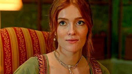 Рыжая красотка после бала занимается анальным сексом