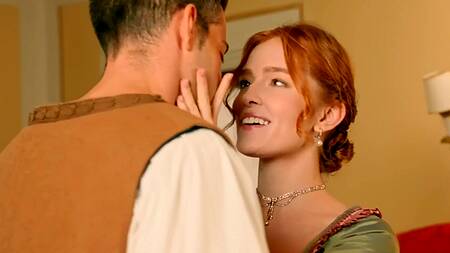 Рыжая красотка после бала занимается анальным сексом