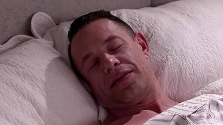 Красотка просыпается с утра, чтобы трахнулась с отчимом