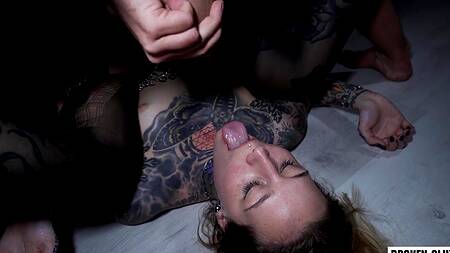 Залил лицо татуированной и продолжил её трахать в жопу