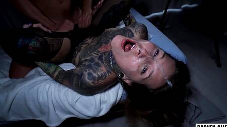 Залил лицо татуированной и продолжил её трахать в жопу