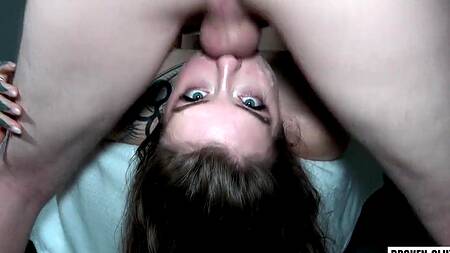 Мужик ебет татуированную телку в глотку и в пизду