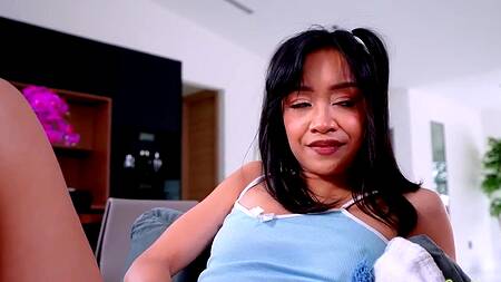 Сводная сестра азиатка предлагает брату секс