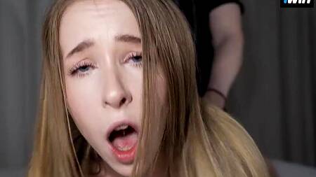 Оператор не удержался и угостил худышку членом