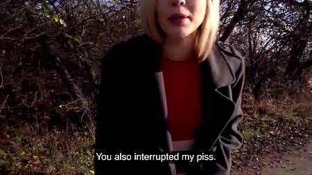 Пописала в кустах и заработала денег сексом