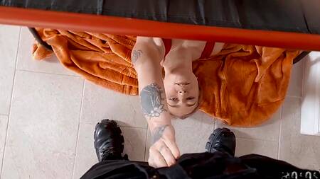 Пошла плавать в бассейн с анальной пробкой в попе и нашла крепкий хуй