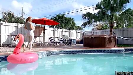 Пошла плавать в бассейн с анальной пробкой в попе и нашла крепкий хуй