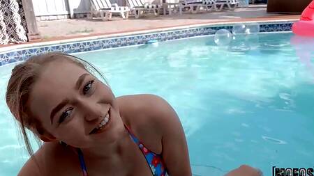 Пошла плавать в бассейн с анальной пробкой в попе и нашла крепкий хуй