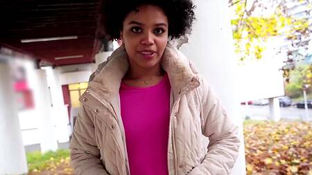 Кудрявая негритянка зарабатывает деньги сексом