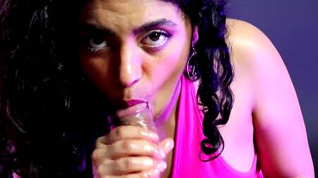 Красивая индийская девушка смачно сосет член парня