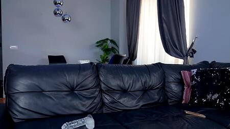 Мачеха прервала дрочку и поспешила ебаться с пасынком