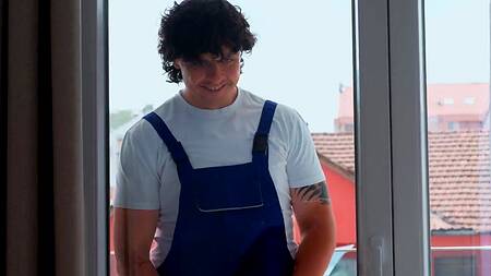 Развратная милфа ебется с мойщиком окон пока муж работает