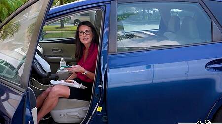 Офисная работница соглашается на анал с негром в машине