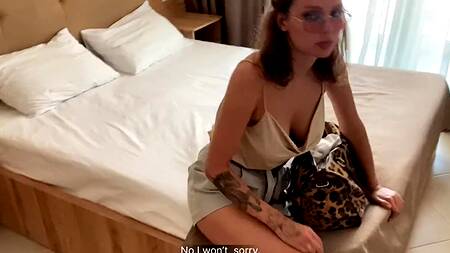 Снял номер с одной кроватью и поимел мачеху с утра