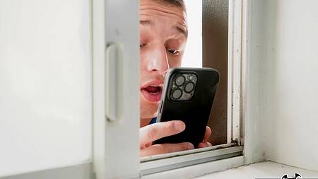 Подсматривает за старшей сестрой в душе и трахает её