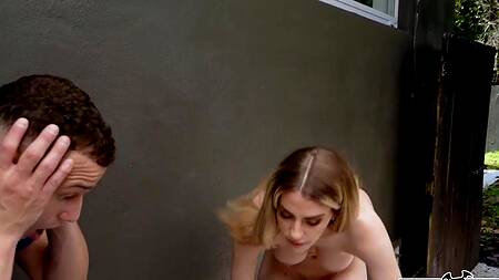 Подсматривает за старшей сестрой в душе и трахает её