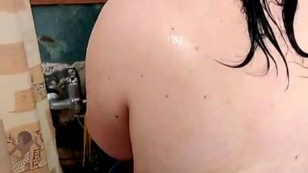 Шлюшка моется после любовника