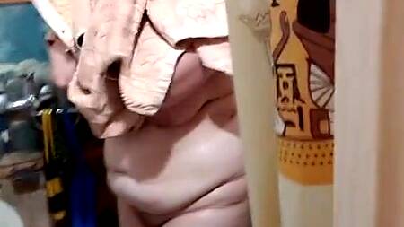 Шлюшка моется после любовника