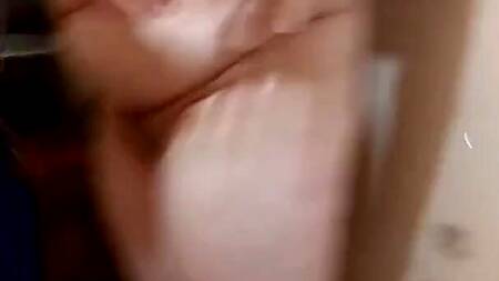 Шлюшка моется после любовника