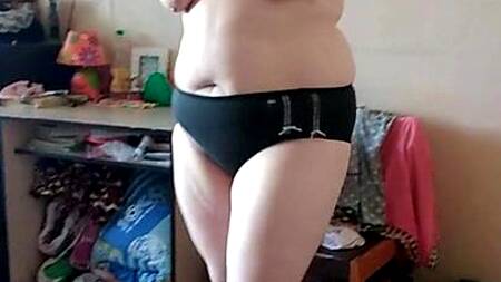 Светлана позирует голой.