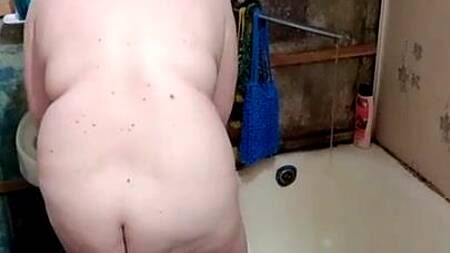 Толстушка ходит по дому голая