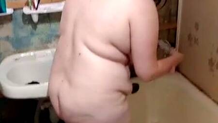 Толстушка ходит по дому голая