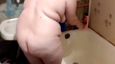 Толстушка ходит по дому голая