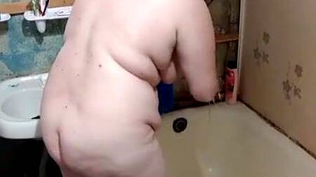 Толстушка ходит по дому голая