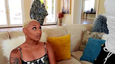 Только что трахнул жену, а теперь имеет черную домработницу