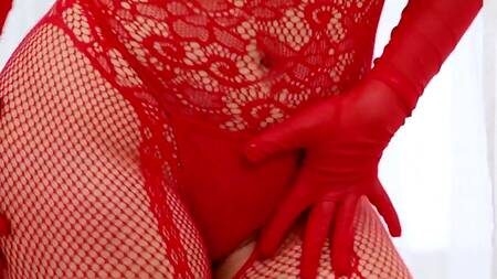 Страстная милфа в красной сетке жарко ебется в жопу