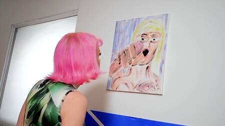 Художник на своей выставке трахает телку с розовыми волосами