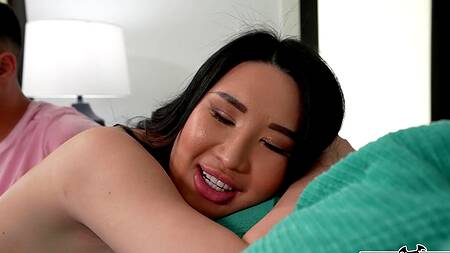Азиатка Suki Sin в сексуальном белье соблазняет скромного парня