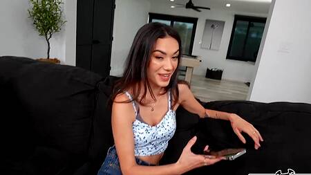 Худая Sawyer Cassidy без ума от большого черного члена