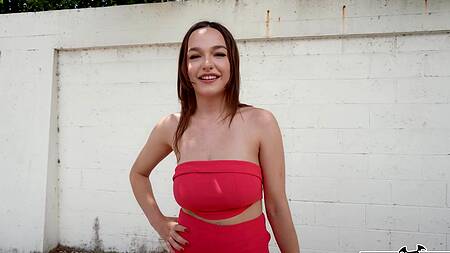 Милашка с натуральными сиськами ебется за деньги
