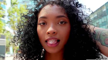 Красивая негритянка в купальнике трахается с мужиком на мосту