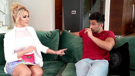 Мачеха Cherry Kiss встает раком и отдается в анус