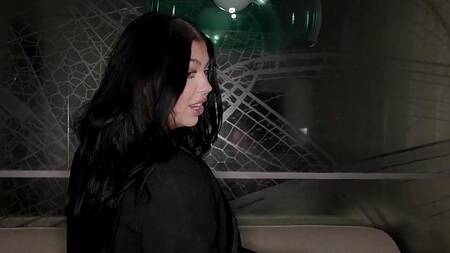 Жопастая Holly Day садится на секс машину и соблазняет на секс