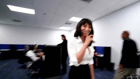 Пошлая Sasha Pearl соблазняет коллегу на секс на работе