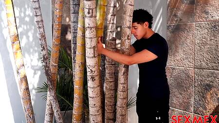 Кудрявая латинка пришла медитировать, но занялась сексом втроем