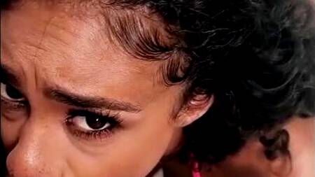 Принимает душ с рыжей мулаткой и страстно её ебет в пизду