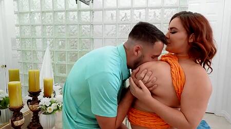 Рыжая мамка жены соблазняет на секс во время обеда