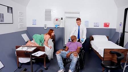 Рыжая телка с большой жопой изменяет негру с доктором