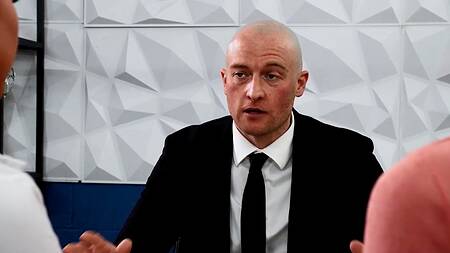 Две красотки на работе получают повышение после ебли