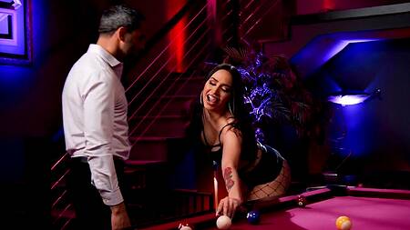 Учит красотку играть в бильярд и трахает её на столе